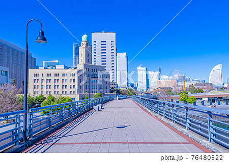 【神奈川の都市風景】横浜象の鼻パークから見たみなとみらいの都市風景 76480322
