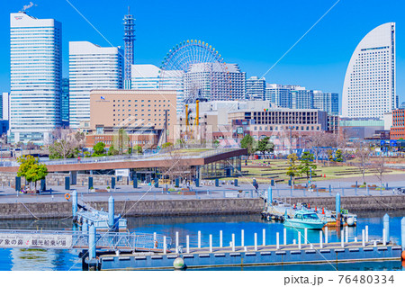 【神奈川の都市風景】横浜象の鼻パークから見たみなとみらいの都市風景 76480334