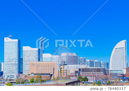 【神奈川の都市風景】横浜象の鼻パークから見たみなとみらいの都市風景 76480337