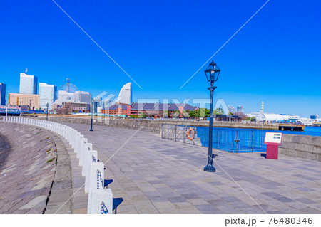 【神奈川の都市風景】横浜象の鼻パークから見たみなとみらいの都市風景 76480346
