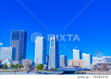 【神奈川の都市風景】横浜象の鼻パークから見たみなとみらいの都市風景 76480356