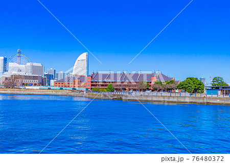 【神奈川の都市風景】横浜象の鼻パークから見た赤レンガ倉庫の都市風景 76480372