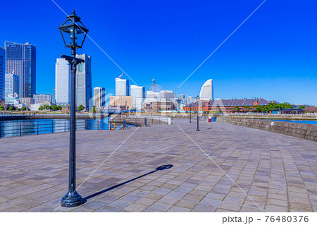 【神奈川の都市風景】横浜象の鼻パークから見たみなとみらいの都市風景 76480376