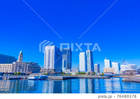 【神奈川の都市風景】横浜象の鼻パークから見たみなとみらいの都市風景 76480378