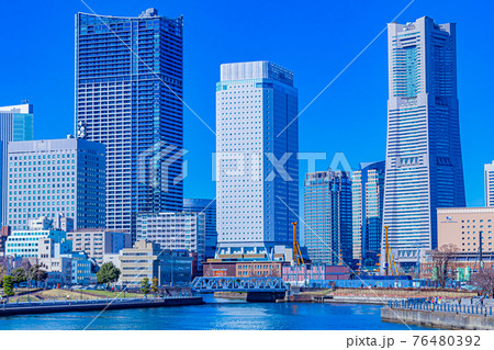 【神奈川の都市風景】横浜象の鼻パークから見たみなとみらいの都市風景 76480392