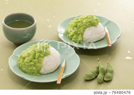 緑の和紙を敷き枝豆とお茶を添えたずんだ餅 緑の和紙を敷き枝豆とお茶を添えたずんだ餅 76480476