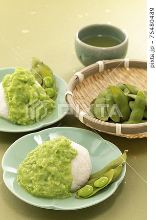 緑の和紙を敷き枝豆とお茶を添えたずんだ餅 76480489