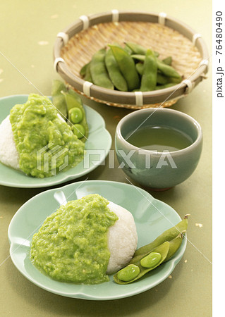 緑の和紙を敷き枝豆とお茶を添えたずんだ餅 76480490