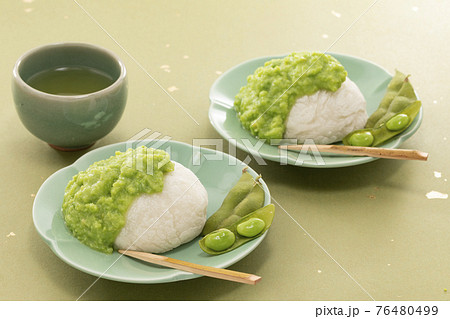 緑の和紙を敷きお茶を添えたずんだ餅 76480499