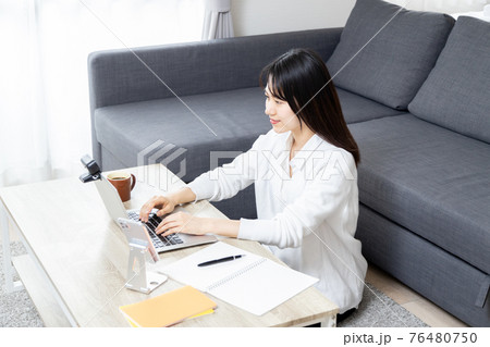 パソコンを操作する若い女性 テレワーク 資格試験勉強 パソコンを操作する若い女性 テレワーク 資格試験勉強 76480750