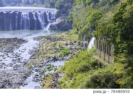美しい沈堕の滝と沈堕発電所跡(大分県豊後大野市) 美しい沈堕の滝と沈堕発電所跡(大分県豊後大野市) 76480950