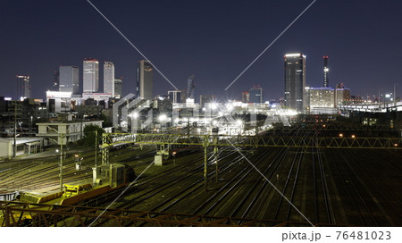 名古屋市の黄金跨線橋から見たJRなどの線路と名古屋駅周辺の高層ビル群の夜景 76481023