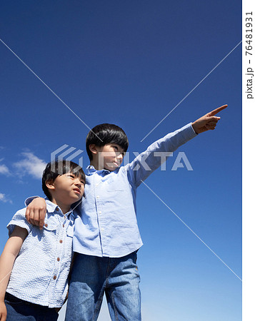青空に向かって指をさす男の子 青空に向かって指をさす男の子 76481931