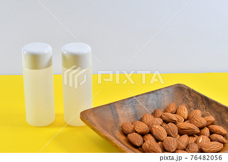 アーモンドと化粧水 76482056