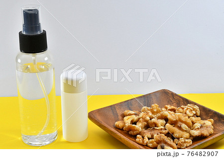 クルミと化粧水 76482907