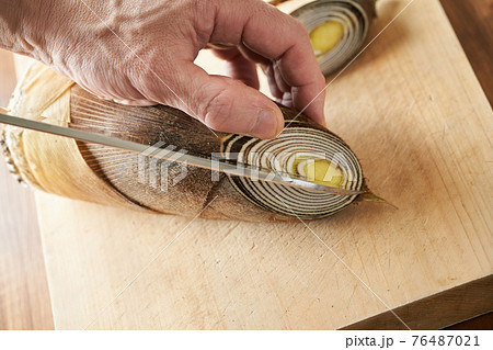 筍に切れ目を入れる 筍に切れ目を入れる 76487021