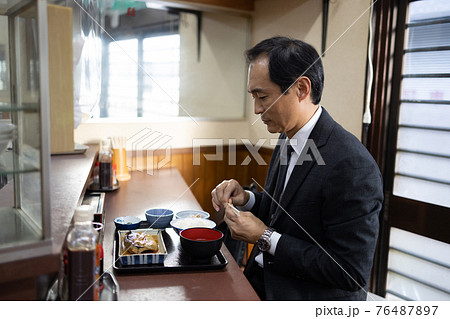 定食屋でランチをとるサラリーマン 定食屋でランチをとるサラリーマン 76487897