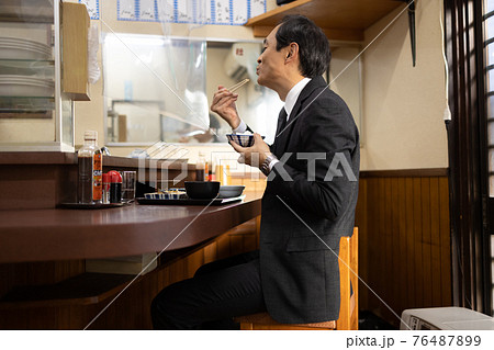 定食屋でランチをとるサラリーマン 定食屋でランチをとるサラリーマン 76487899