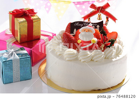 手作りのクリスマスケーキとプレゼントの写真素材 7641