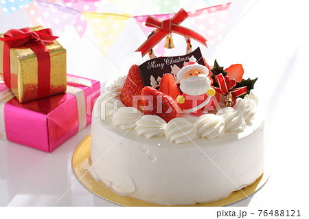 手作りのクリスマスケーキとプレゼントの写真素材