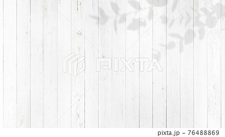 白い木製の壁と枝の影 - 複数のバリエーションがあります 76488869