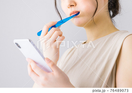 歯みがきをする若い女性 歯みがきをする若い女性 76489073