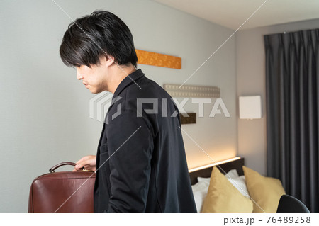 ビジネスホテルで仕事をする男性 76489258