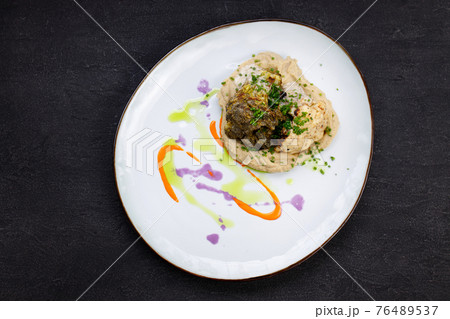 Hummus paste with grilled cauliflower and broccoli Hummus paste with grilled cauliflower and broccoli 76489537