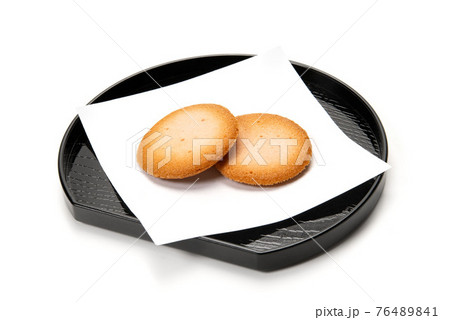 お盆と懐紙にのせたクッキー 76489841