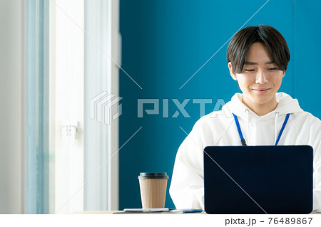 パソコンに向かうプログラマー 76489867