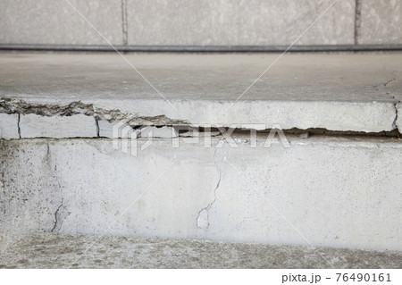 建物基礎の大規模なクラック 建物基礎の大規模なクラック 76490161