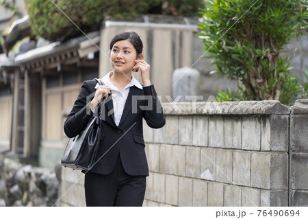 路地を歩くビジネスウーマン  （通勤・営業） 76490694