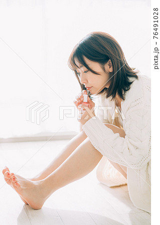 ペディキュアをする女性 76491028