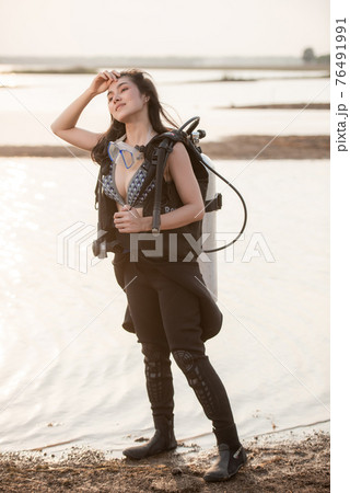Sexy Female scuba diver in full equipment Sexy Female scuba diver in full equipment 76491991