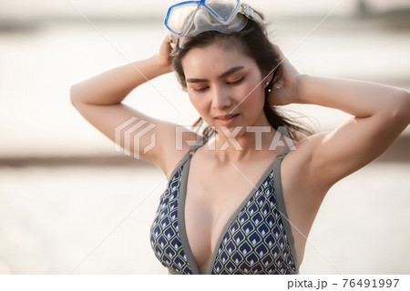 Sexy Female scuba diver in full equipment Sexy Female scuba diver in full equipment 76491997