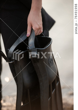 Sexy Female scuba diver in full equipment Sexy Female scuba diver in full equipment 76491998