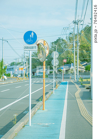 ノスタルジックな街中の風景 幹線道路と歩道の点字ブロックの写真素材