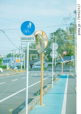 ノスタルジックな街中の風景 幹線道路と歩道の点字ブロック ノスタルジックな街中の風景 幹線道路と歩道の点字ブロック 76492417