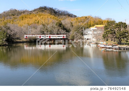 湖に映えるローカル線 76492548