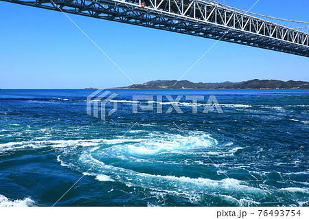 鳴門海峡　春の大渦潮 76493754