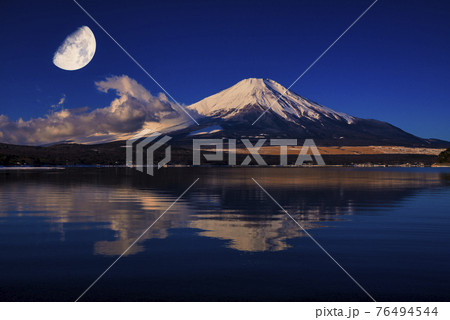 富士山にかかる月 富士山にかかる月 76494544
