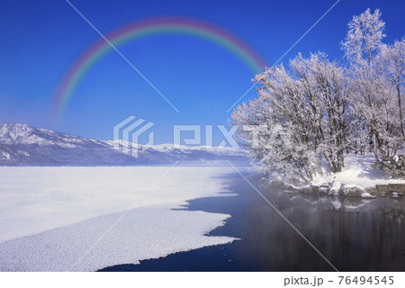 厳冬期の屈斜路湖にかかる虹合成 厳冬期の屈斜路湖にかかる虹合成 76494545