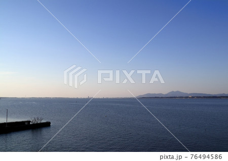 ロマンチック茨城（冬の澄み切った霞ヶ浦湖。遠く土浦港と筑波山が見える。湖の広さをつくづく実感する。） 76494586