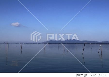 ロマンチック茨城（かすみが去ってのどかで穏やかな冬の霞ケ浦湖。この風景が好きだ。）美浦村 76494589