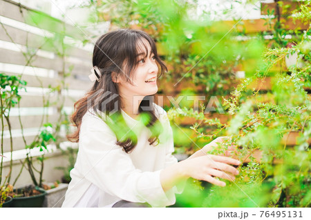 家でガーデニングをする若い女性 家でガーデニングをする若い女性 76495131