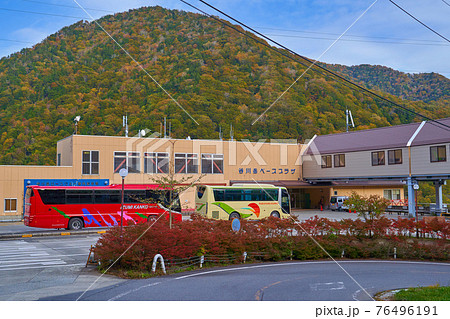 群馬県の谷川岳ベースプラザ(谷川岳ロープウェイ土合口駅)のロータリー 76496191
