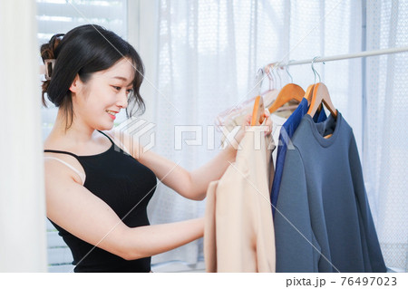 メイクをする女性 76497023