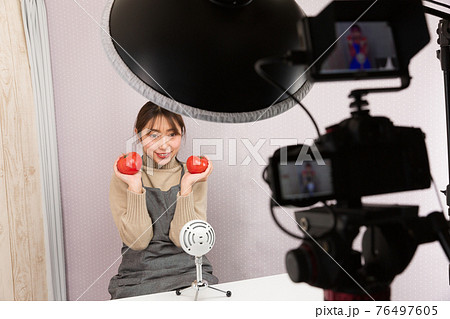 一眼レフカメラで動画を撮影する女性 一眼レフカメラで動画を撮影する女性 76497605