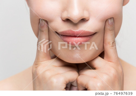 ほうれい線をリフトアップする女性 76497639