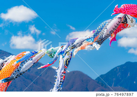 大空を泳ぐ鯉のぼり　【長野県】 76497897